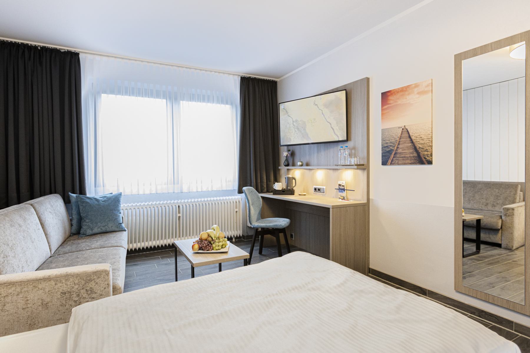 Komfort-Zimmer mit Sofa und Sitzbereich