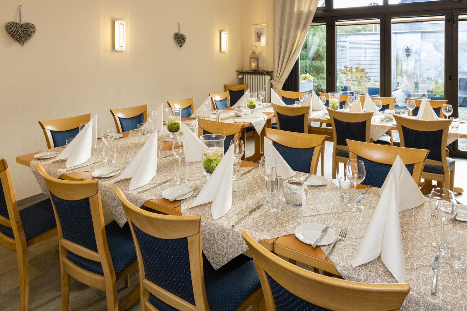 Festlich gedeckte Tafel im Salon