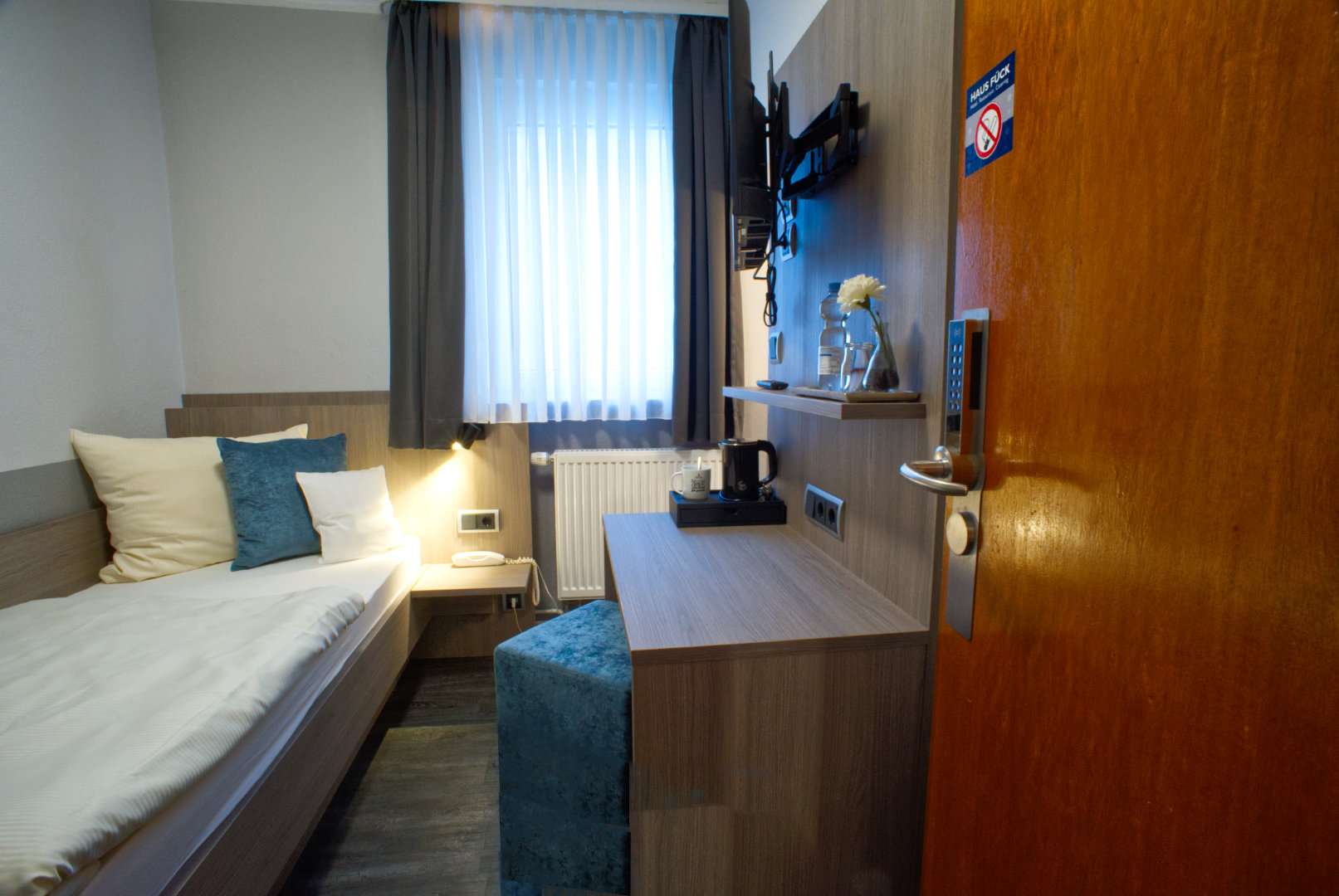 Budget-Zimmer mit Einzelbett, Schreibtisch und TV
