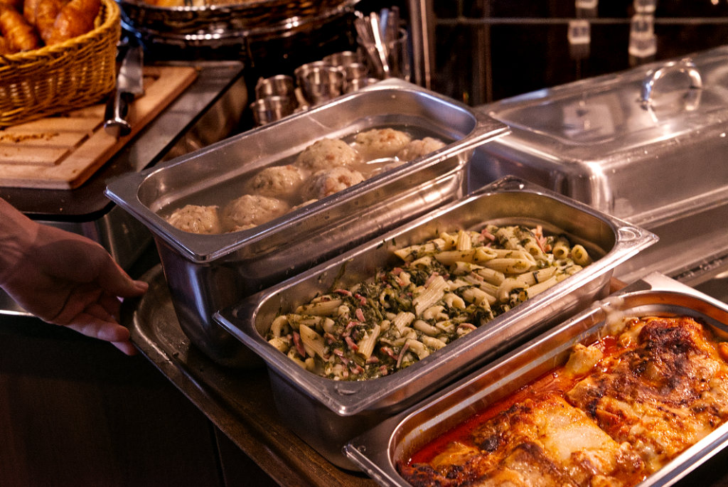 Warme Speisen in Chafing Dishes