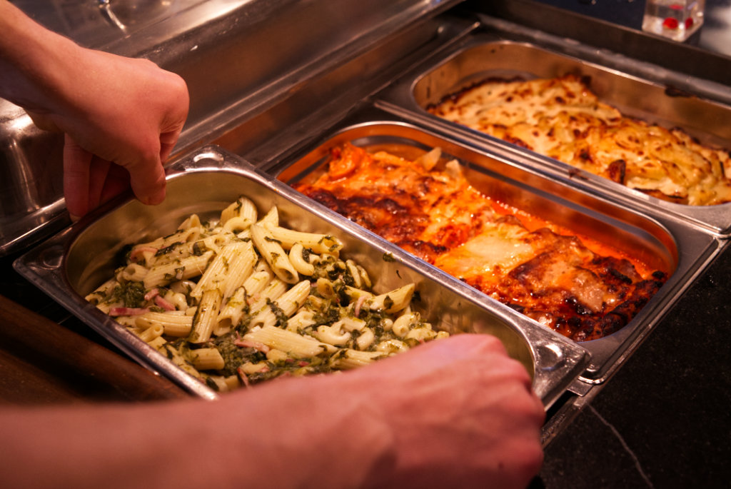 Nudelauflauf und Lasagne am Buffet
