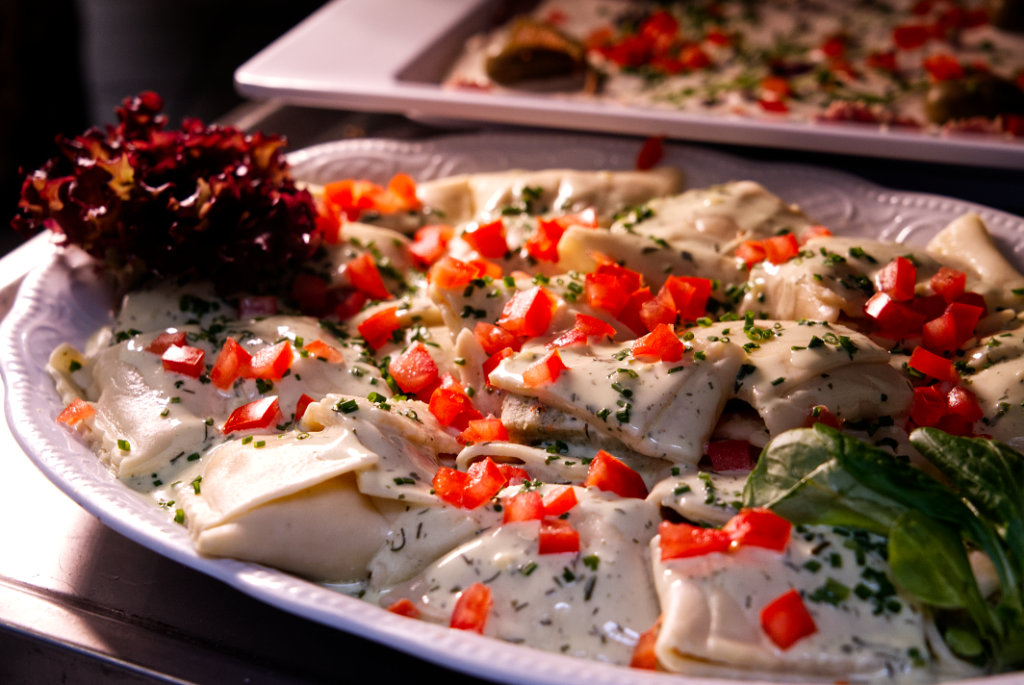 Tortelloni mit Tomaten auf der Platte