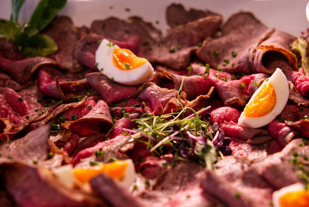 Roastbeef mit Ei und Kräutern
