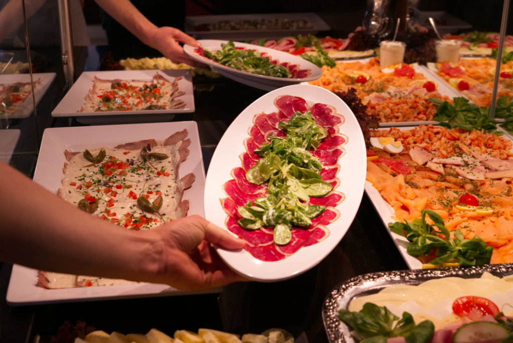 Buffet mit Vorspeisenplatten wird angerichtet