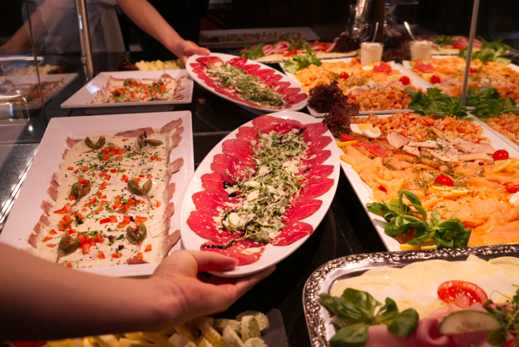 Carpaccio-Platte wird ans Buffet gestellt