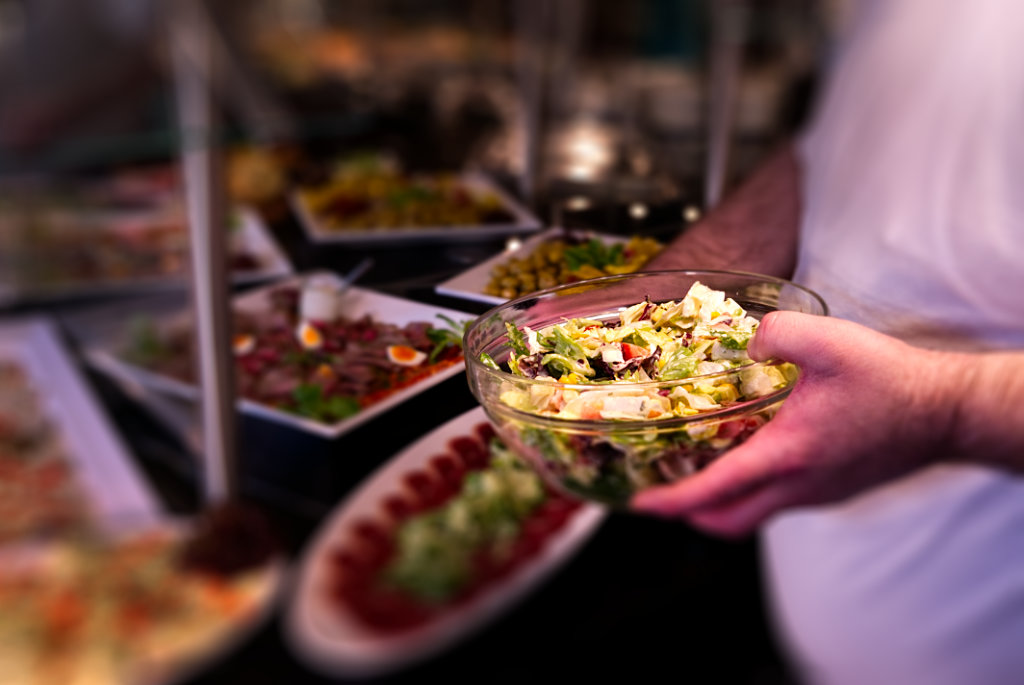 Salat wird vom Buffet genommen