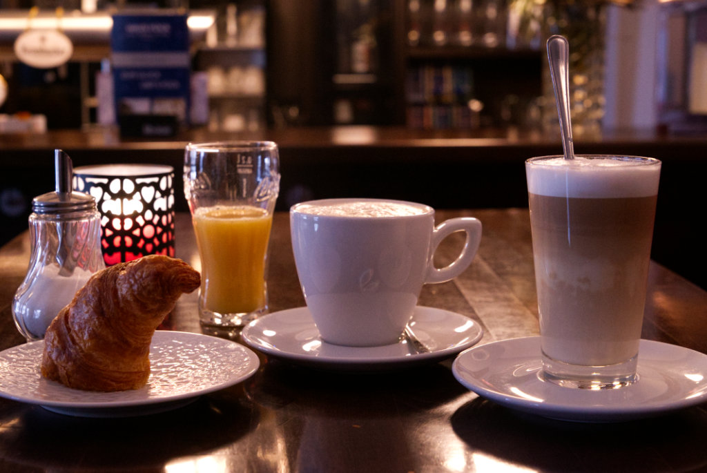 Latte macchiato, Kaffee und Croissant